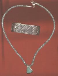 Halskette mit Armreifen / Necklace with bracetets Bild von einer Halskette mit Armreif